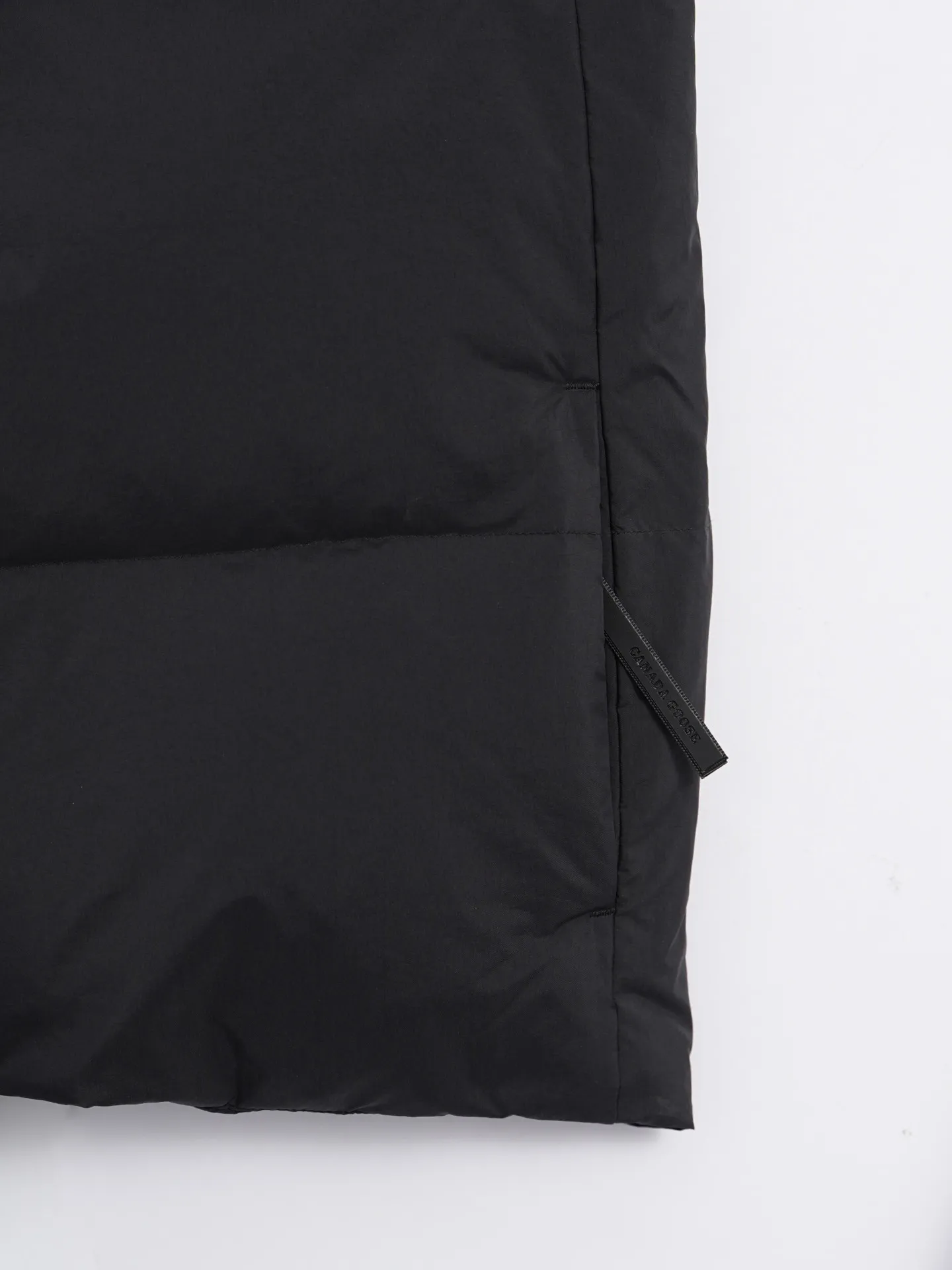 P580 Canada gooes Lawrence Down Vest (high version) With a durable shell and quilted body, the Lawrence Down Vest is a must-have for all seasons. The fabric has a durable soft touch. Longer hem at back for added protection. Reflective double-stripe grip tape at back. The Lawrence features an engineered down-filled collar to block strong winds, a two-way front zip and a longer rear hem. Color: black with red label, black with black label, desert color, ocean blue Size: XS -2XL